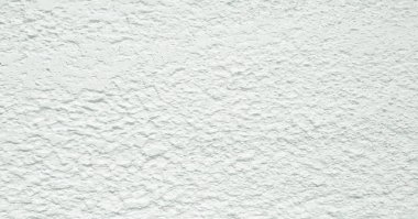 Gri ve siyah tonlarda fırça darbeleriyle beyaz desenli soyut arkaplan