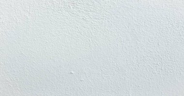 Gri ve siyah tonlarda fırça darbeleriyle beyaz desenli soyut arkaplan