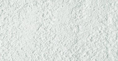 Gri ve siyah tonlarda fırça darbeleriyle beyaz desenli soyut arkaplan