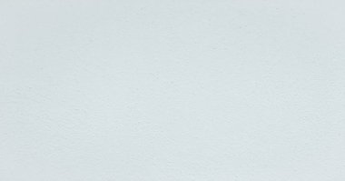 Gri ve siyah tonlarda fırça darbeleriyle beyaz desenli soyut arkaplan