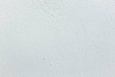 Gri ve siyah tonlarda fırça darbeleriyle beyaz desenli soyut arkaplan