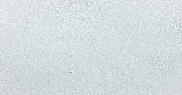 Gri ve siyah tonlarda fırça darbeleriyle beyaz desenli soyut arkaplan