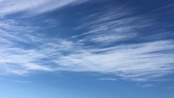 Λευκά Σύννεφα Εξαφανίζονται Κάτω Από Τον Καυτό Ήλιο Στο Μπλε — Αρχείο Βίντεο