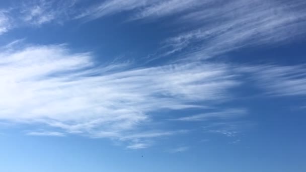 Witte Wolken Verdwijnen Hete Zon Blauwe Hemel Time Lapse Beweging — Stockvideo