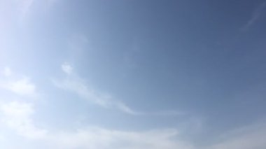 Güzel mavi gökyüzü, arka planda bulutlu bulutlu bulutlu hava bulutlu mavi gökyüzü, bulutlu ve güneşli..