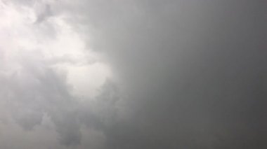 Fırtınalı bulut mavi gökyüzünde güneşin altında kaybolur. Kümülüs kara bulutlar formu parlak mavi gökyüzü karşı. Hızlandırılmış hareket bulutlar mavi gökyüzü arka plan.