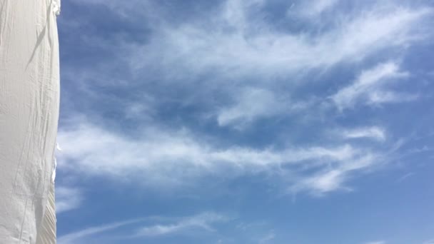 Beyaz Bulutlar Güneşin Altında Mavi Gökyüzü Üzerinde Kaybolur Hızlandırılmış Hareket — Stok video