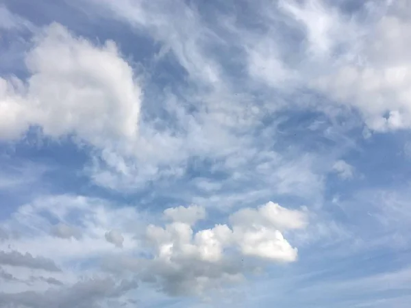 구름이 배경을 이루고 아름다운 구름이 구름을 이루는 구름과 태양이 — 스톡 사진