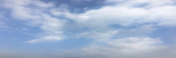 雲を背景にした美しい青空空雲を背景にした空雲を背景にした青空雲と太陽を背景にした青い空 — ストック写真