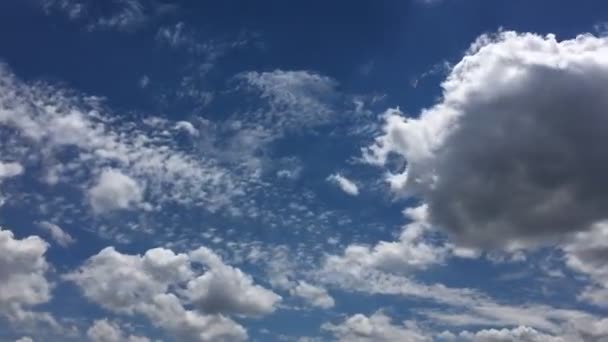 Nubes Blancas Desaparecen Sol Caliente Cielo Azul Nubes Movimiento Lapso — Vídeo de stock