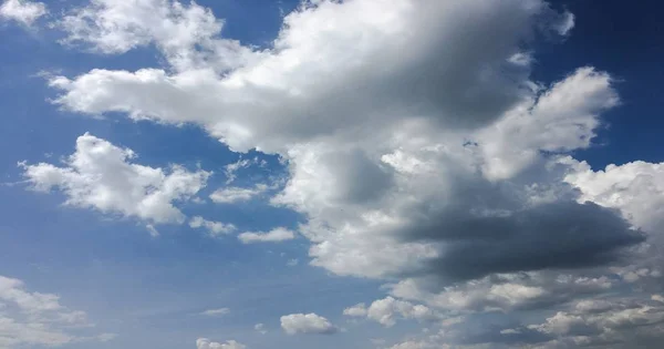 Beautiful clouds against a blue sky background. Cloud sky. Blue sky with cloudy weather, nature cloud. White clouds, blue sky and sun. — Stock Photo, Image