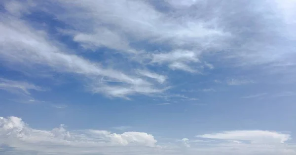 Prachtige wolken tegen de achtergrond van een blauwe hemel. Wolk lucht. Blauwe hemel met bewolkt weer, natuur wolk. Witte wolken, blauwe lucht en zon. — Stockfoto