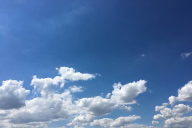 Bir mavi gökyüzü arka plan güzel bulutlar. Bulut gökyüzü. Mavi gökyüzü bulutlu hava, doğa bulut ile. Beyaz bulutlar, mavi gökyüzü ve güneş