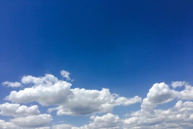 Bir mavi gökyüzü arka plan güzel bulutlar. Bulut gökyüzü. Mavi gökyüzü bulutlu hava, doğa bulut ile. Beyaz bulutlar, mavi gökyüzü ve güneş