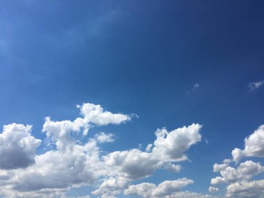 Bir mavi gökyüzü arka plan güzel bulutlar. Mavi gökyüzü bulutlu hava, doğa bulut ile. Beyaz bulutlar, mavi gökyüzü ve güneş