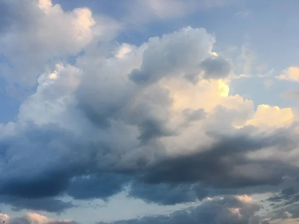 Piękne Chmury Tle Błękitnego Nieba Błękitne Niebo Pochmurna Pogoda Natura — Zdjęcie stockowe