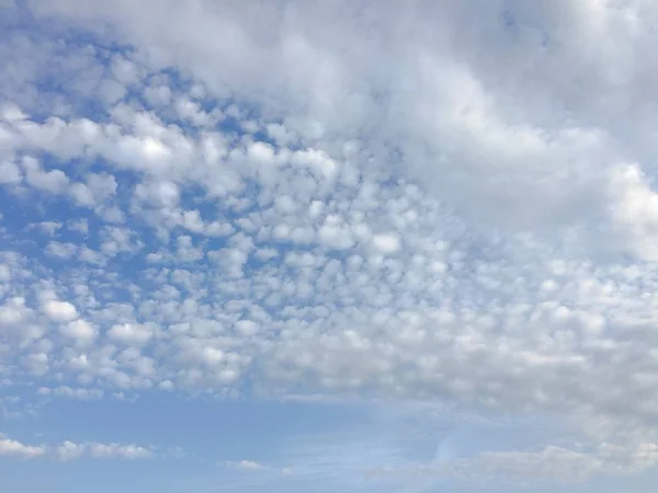 美丽的云彩对蓝天背景 蓝天多云天气 自然云 蓝天和太阳 — 图库照片