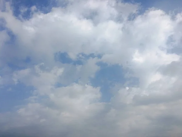 Prachtige Wolken Tegen Achtergrond Van Een Blauwe Hemel Blauwe Hemel — Stockfoto