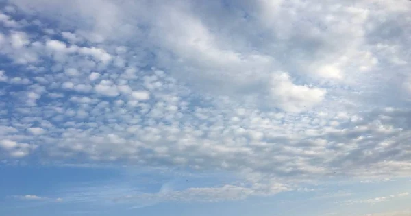 Vackra Moln Mot Blå Himmel Bakgrund Molnlandskap Sky Blå Himmel — Stockfoto