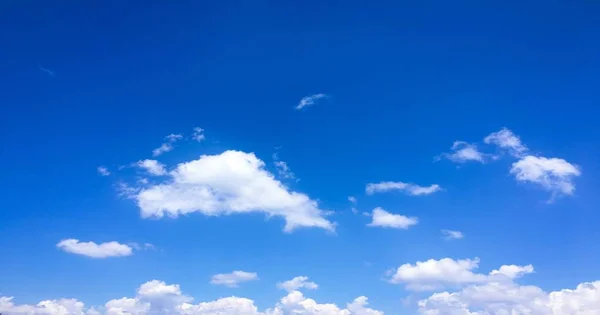 Lindas Nuvens Contra Fundo Azul Céu Céu Nebuloso Céu Azul — Fotografia de Stock