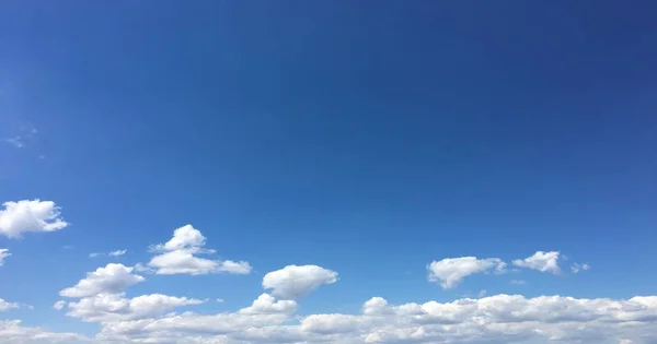 Lindas Nuvens Contra Fundo Azul Céu Céu Nebuloso Céu Azul — Fotografia de Stock