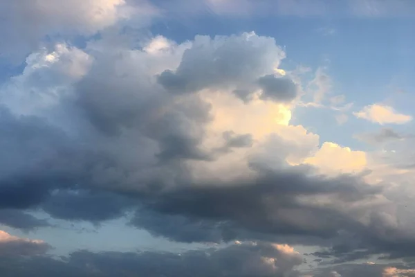 Piękne Chmury Tle Błękitnego Nieba Cloudscape Niebo Błękitne Niebo Pochmurna — Zdjęcie stockowe