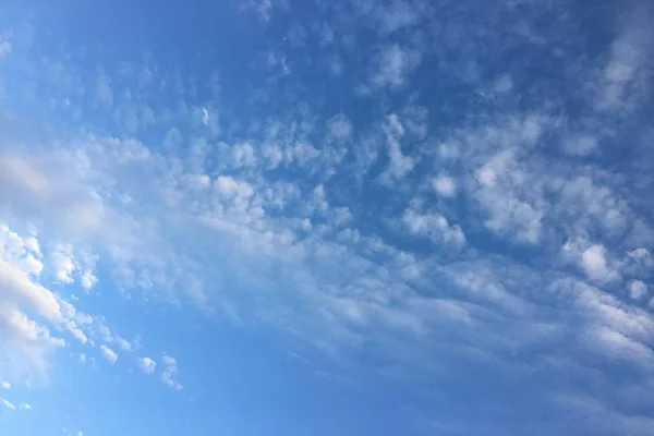 美丽的云彩对蓝天背景 Cloudscape 的天空 蓝天多云天气 自然云 蓝天和太阳 — 图库照片