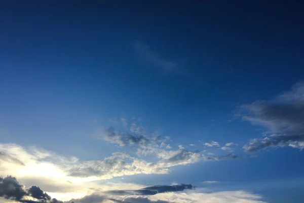 Lindas Nuvens Contra Fundo Azul Céu Céu Nebuloso Céu Azul — Fotografia de Stock