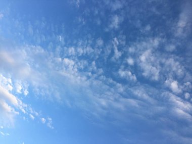 Bir mavi gökyüzü arka plan güzel bulutlar. Cennet gökyüzü. Mavi gökyüzü bulutlu hava, doğa bulut ile. Beyaz bulutlar, mavi gökyüzü ve güneş