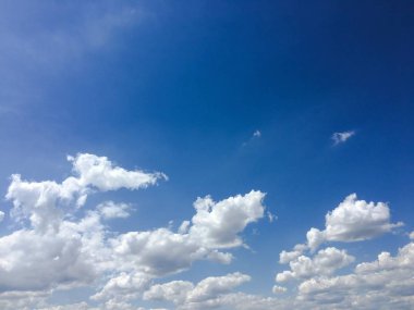 Bir mavi gökyüzü arka plan güzel bulutlar. Cennet gökyüzü. Mavi gökyüzü bulutlu hava, doğa bulut ile. Beyaz bulutlar, mavi gökyüzü ve güneş