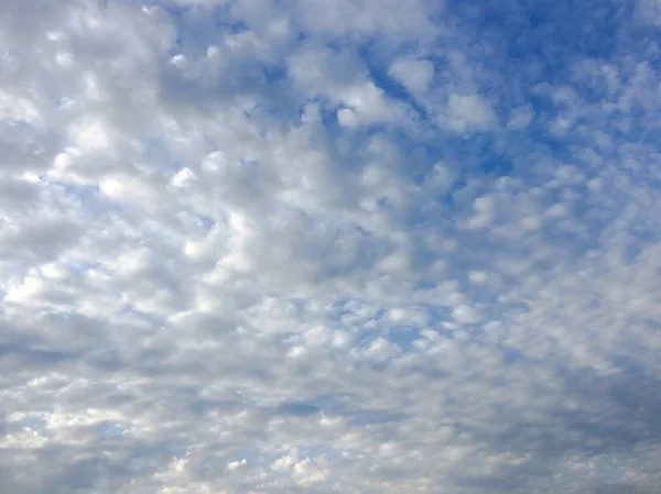 Lindas Nuvens Contra Fundo Azul Céu Céu Nebuloso Céu Azul — Fotografia de Stock