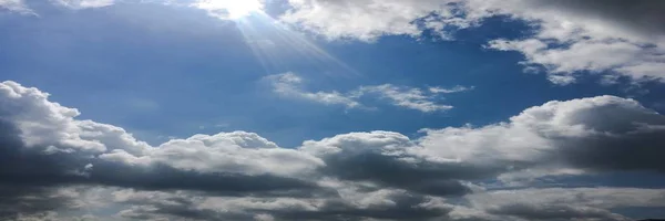 美丽的云彩对蓝天背景 Cloudscape 的天空 蓝天多云天气 自然云 蓝天和太阳 — 图库照片