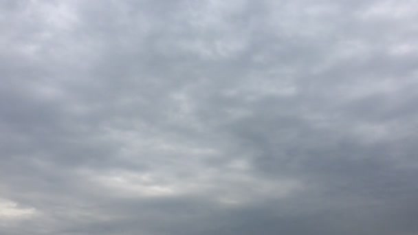 Awan Putih Menghilang Bawah Terik Matahari Langit Biru Awan Gerak — Stok Video