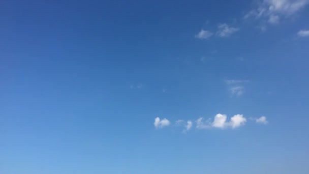 Witte Wolken Verdwijnen Hete Zon Blauwe Hemel Time Lapse Beweging — Stockvideo