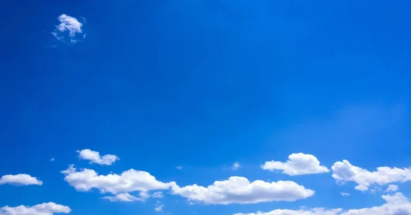 Lindas Nuvens Contra Fundo Azul Céu Céu Nebuloso Céu Azul — Fotografia de Stock