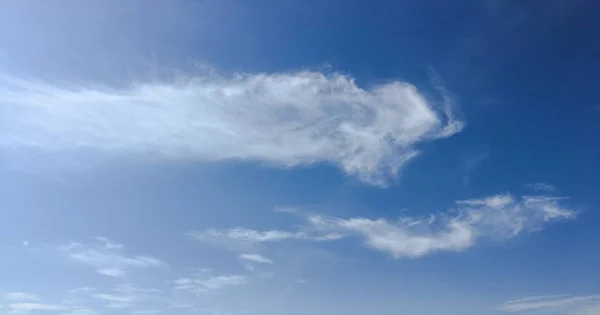 美丽的云彩对蓝天背景 Cloudscape 的天空 蓝天多云天气 自然云 蓝天和太阳 — 图库照片