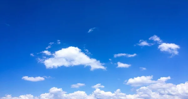 Lindas Nuvens Contra Fundo Azul Céu Céu Nebuloso Céu Azul — Fotografia de Stock
