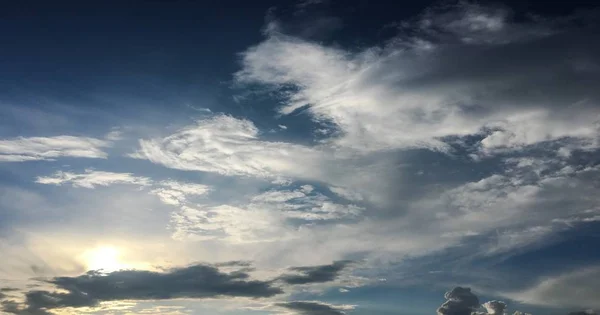 青い空を背景に美しい雲 Cloudscape 曇りの日 自然の雲と青い空 白い雲 青い空と太陽 — ストック写真