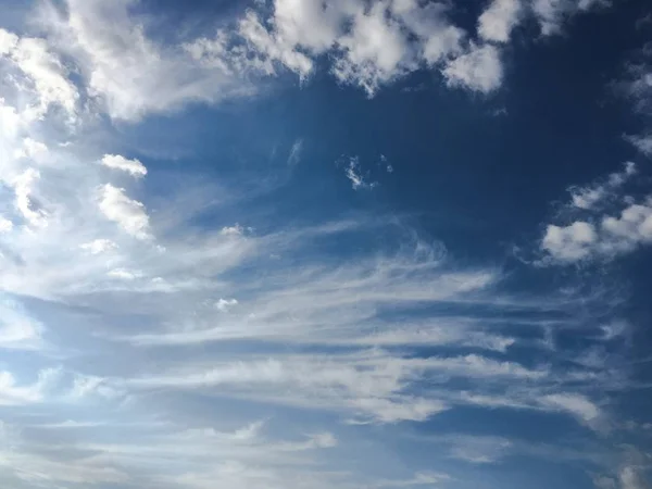 Lindas Nuvens Contra Fundo Azul Céu Céu Nebuloso Céu Azul — Fotografia de Stock