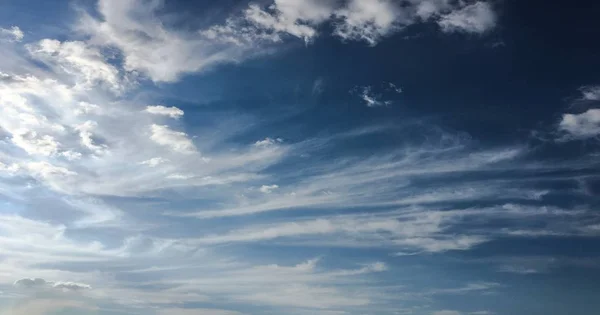 青い空を背景に美しい雲 Cloudscape 曇りの日 自然の雲と青い空 白い雲 青い空と太陽 — ストック写真