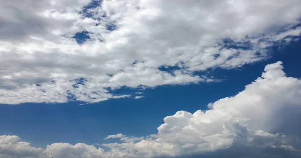 Prachtige Wolken Tegen Achtergrond Van Een Blauwe Hemel Cloudscape Hemel — Stockfoto