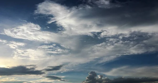 青い空を背景に美しい雲 Cloudscape 曇りの日 自然の雲と青い空 白い雲 青い空と太陽 — ストック写真