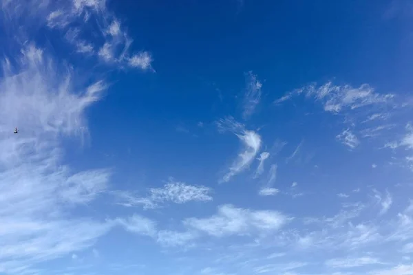 美丽的云彩对蓝天背景 Cloudscape 的天空 蓝天多云天气 自然云 蓝天和太阳 — 图库照片