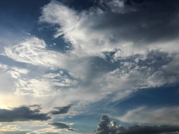 Piękne Chmury Tle Błękitnego Nieba Cloudscape Niebo Błękitne Niebo Pochmurna — Zdjęcie stockowe