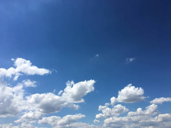 青い空を背景に美しい雲 Cloudscape 曇りの日 自然の雲と青い空 白い雲 青い空と太陽 — ストック写真