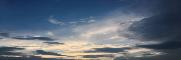 青い空を背景に美しい雲 Cloudscape 曇りの日 自然の雲と青い空 白い雲 青い空と太陽 — ストック写真