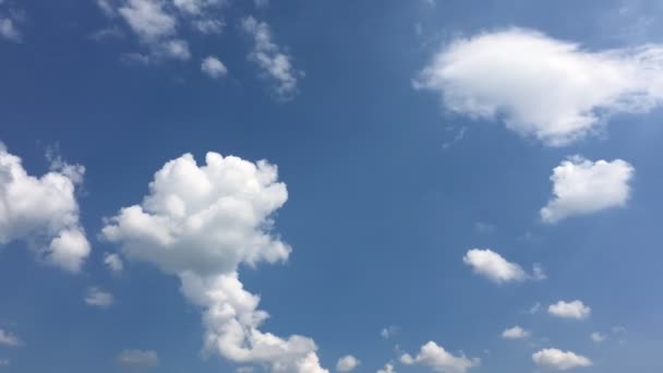 Witte Wolken Verdwijnen Hete Zon Blauwe Hemel Time Lapse Beweging — Stockvideo