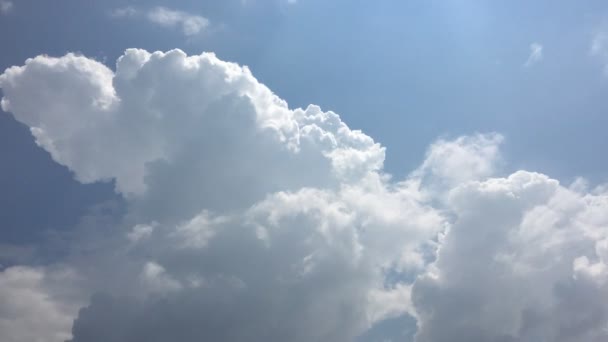 Bílé mraky zmizí v horkém slunci na modré obloze. Time-Lapse pohybu cloud modrá obloha pozadí. Modrá obloha s bílé mraky a slunce. — Stock video