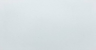 Gri ve siyah tonlarda fırça darbeleriyle beyaz desenli soyut arkaplan