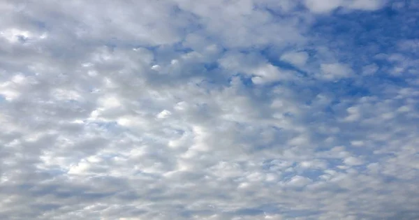 Fond bleu ciel avec nuages — Photo